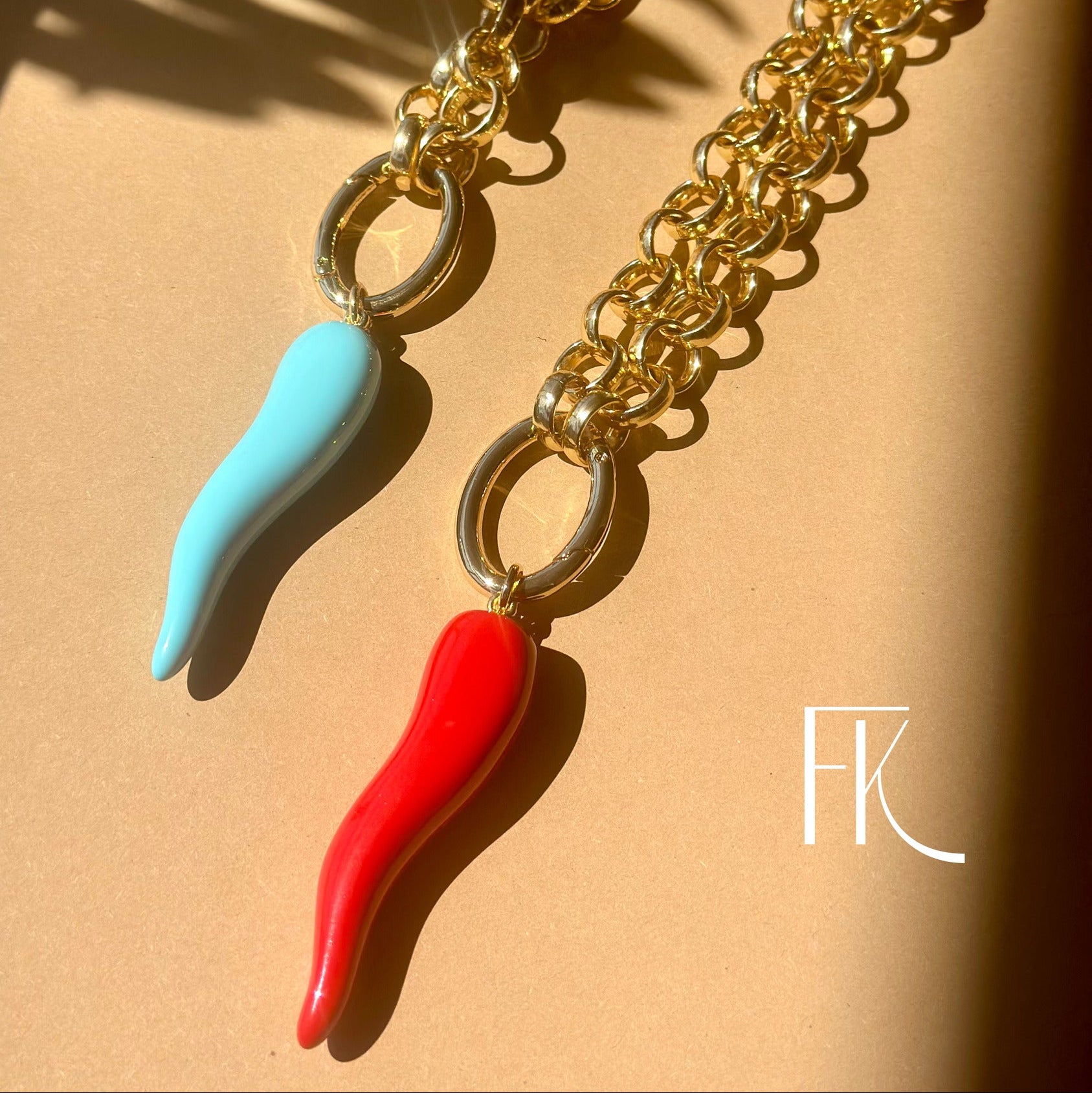 COLLANA LUNGA A CATENA CON CORNO PENDENTE COLORATO