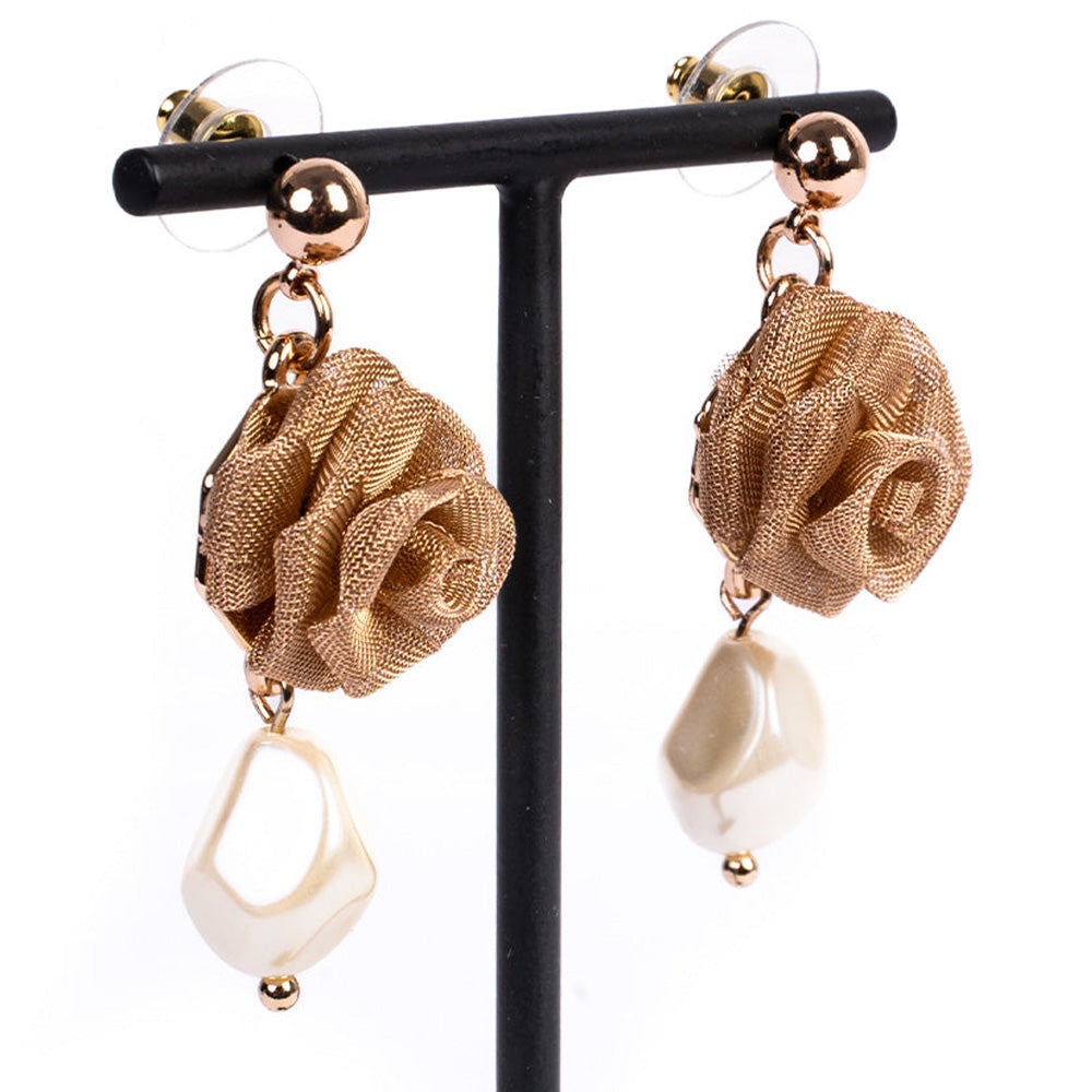 ORECCHINI PENDENTI CON UNA ROSA E UNA PERLA