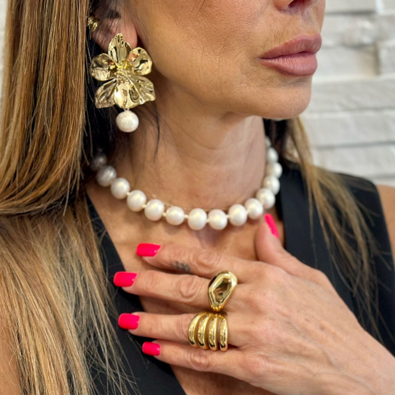 ORECCHINI A FIORE TROPICALE CON PERLA PENDENTE