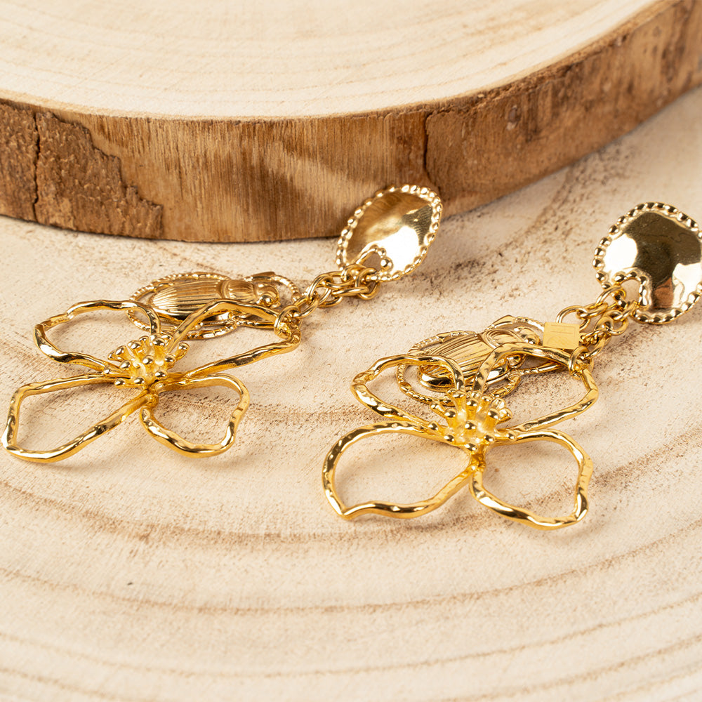 ORECCHINI PENDENTI CON FIORE E SCARABEO