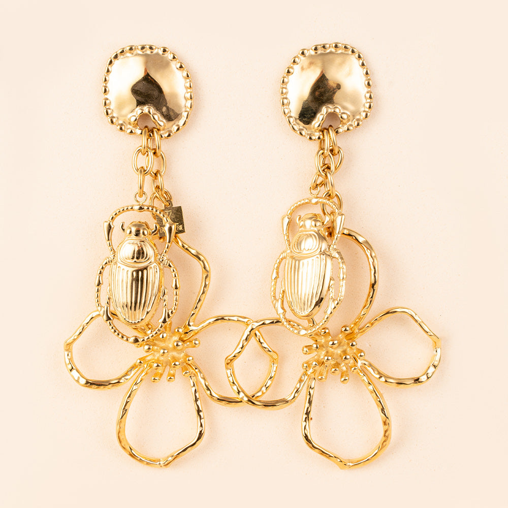 ORECCHINI PENDENTI CON FIORE E SCARABEO