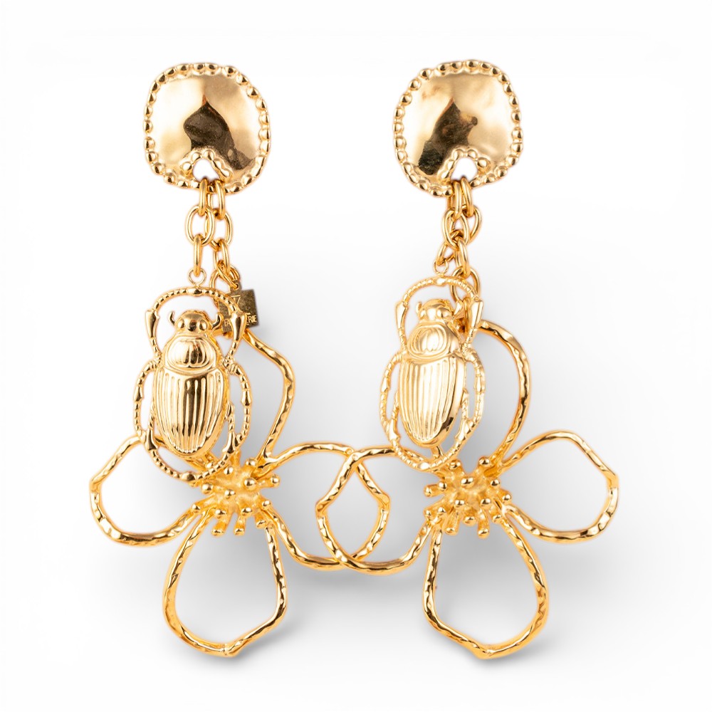 ORECCHINI PENDENTI CON FIORE E SCARABEO