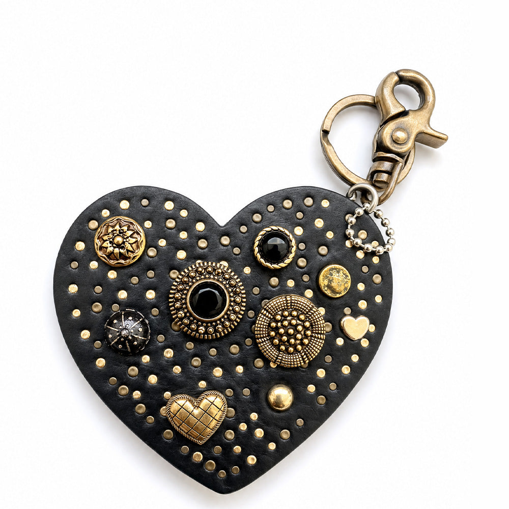 PORTACHIAVI IN PELLE CON SAGOMA A CUORE E BORCHIE DECORATIVE DI VARIO GENERE