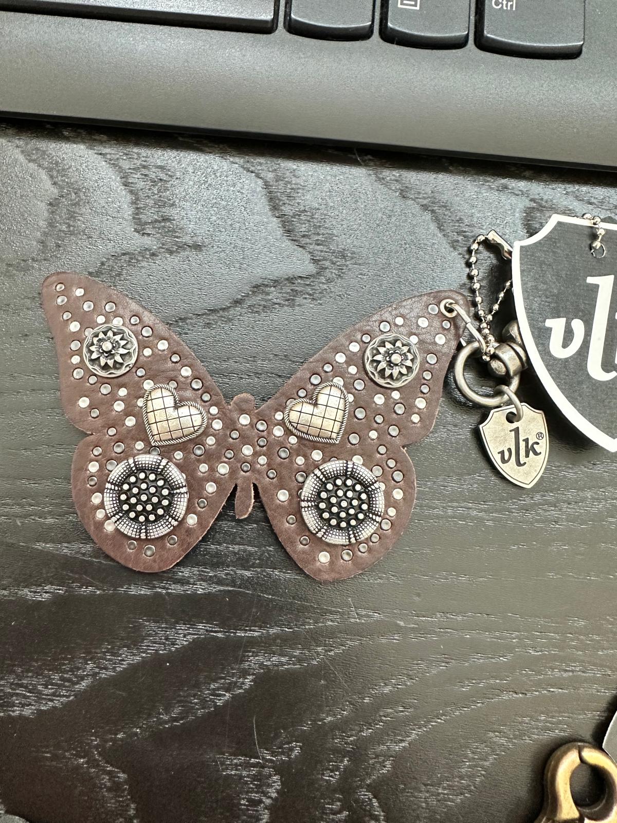 PORTACHIAVI IN PELLE CON SAGOMA A FARFALLA E BORCHIE DECORATIVE DI VARIO GENERE