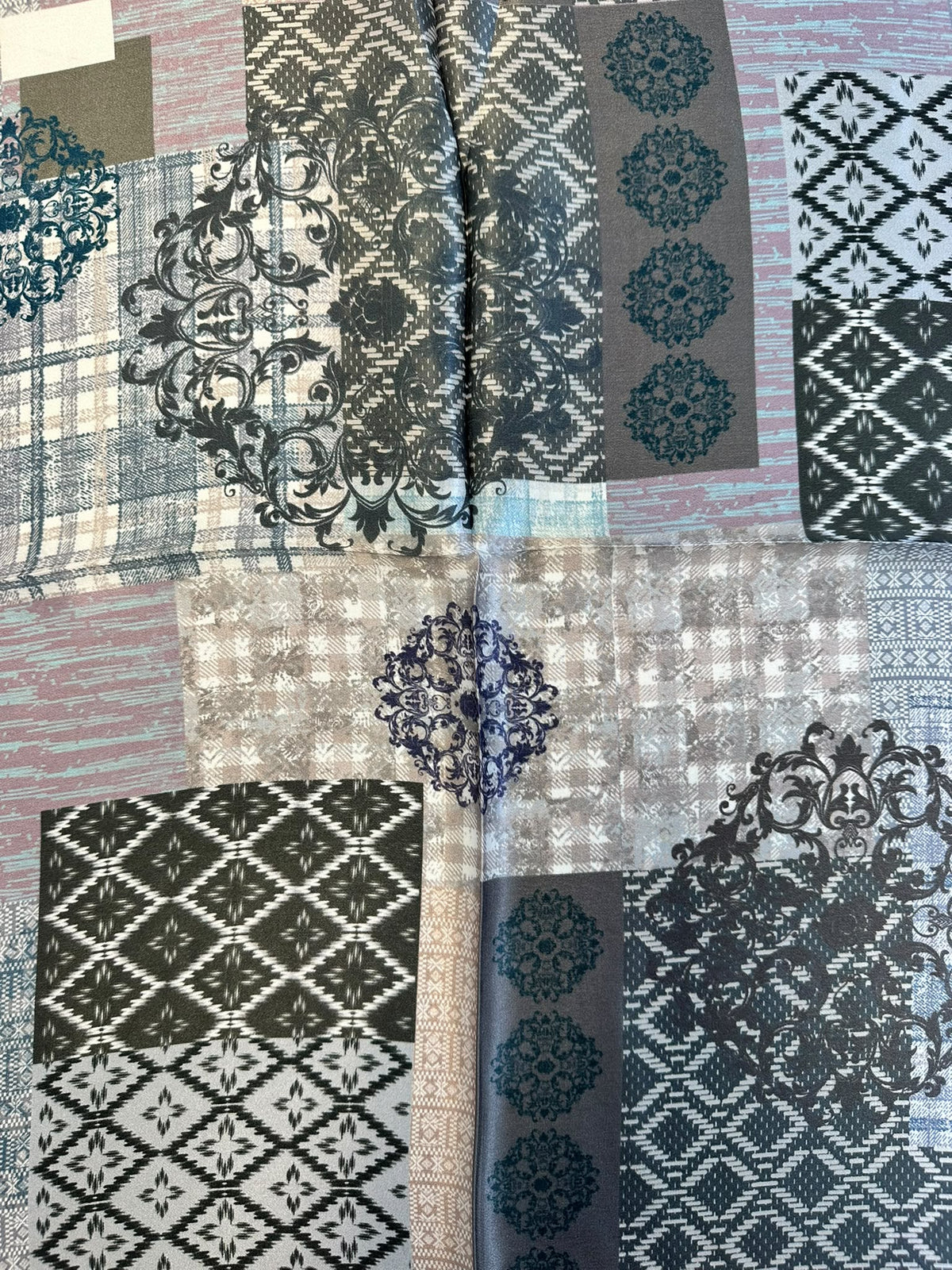 SCIARPA FOULARD DA COLLO CON FANTASIA ROMBI E DECORAZIONI