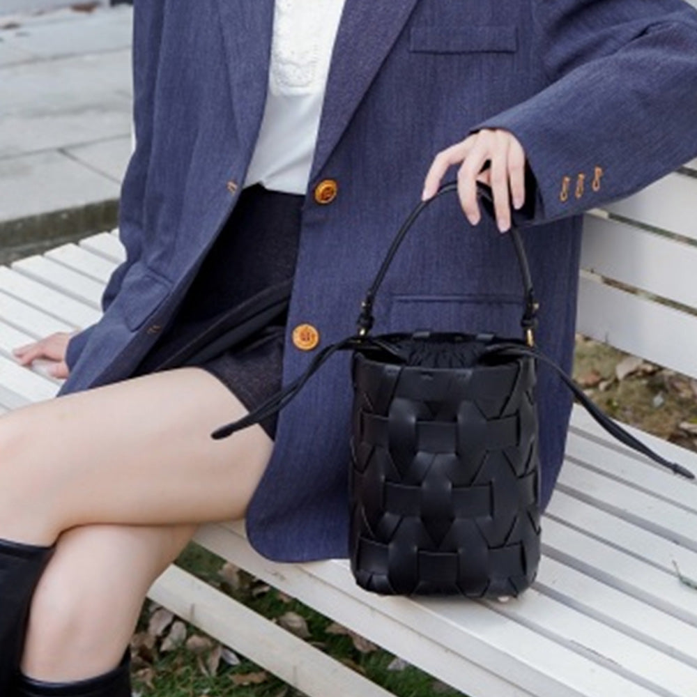 BORSA A MANO RIGIDA A SECCHIELLO EFFETTO INTRECCIATA