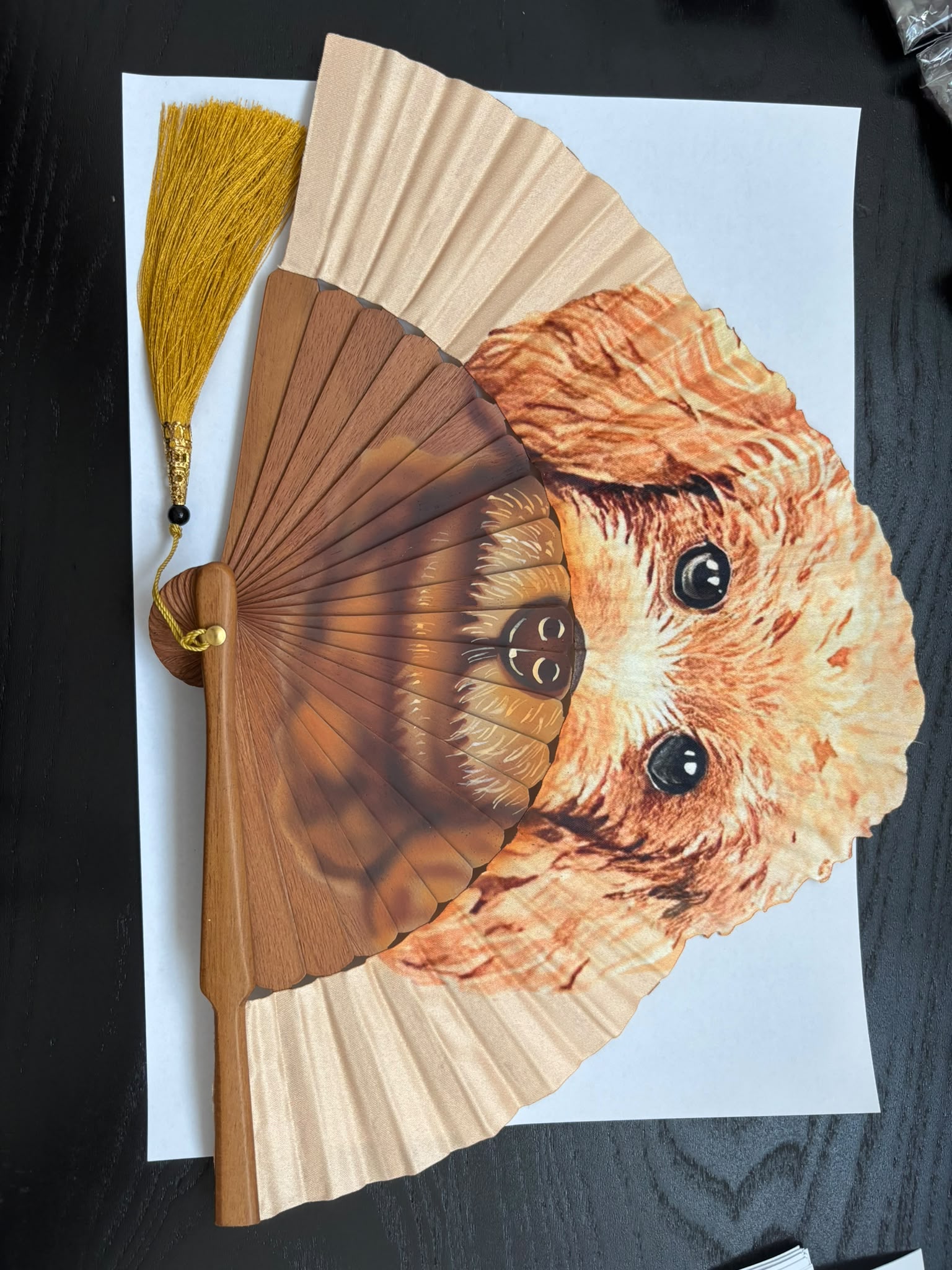 VENTAGLIO IN LEGNO CON SETA CON STAMPA DI CANI