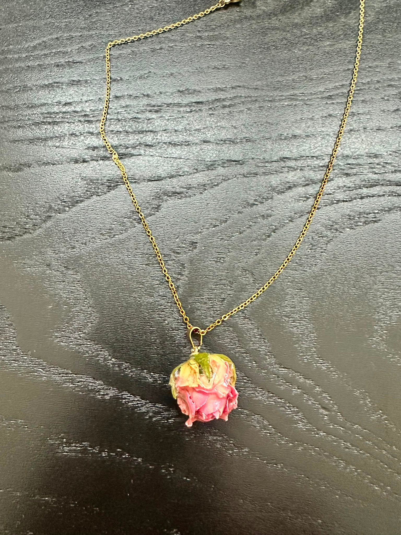 COLLANA GIROCOLLO CON ROSA REALISTICA PENDENTE