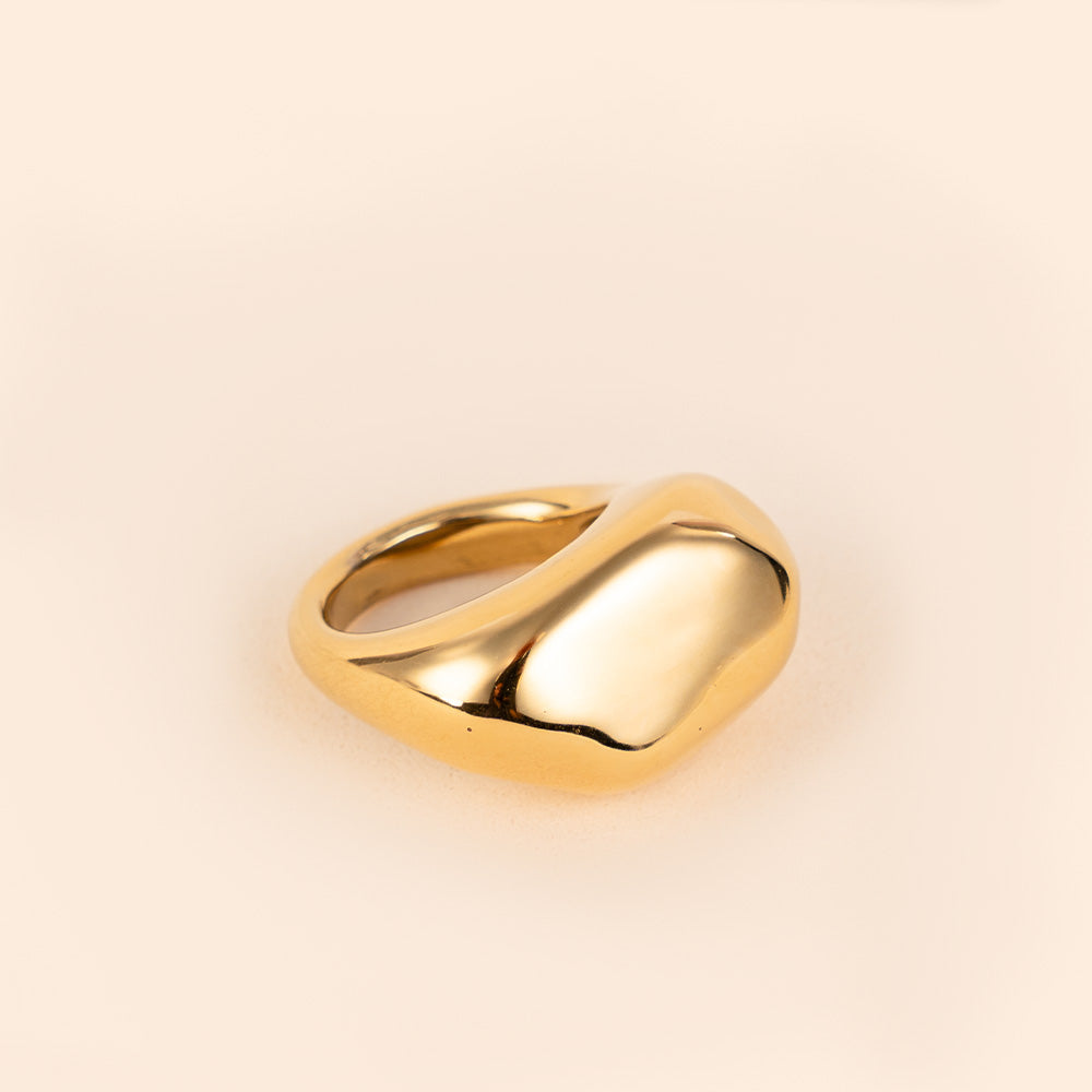 RING WITH IRREGULAR GEOMETRIC SHAPE
