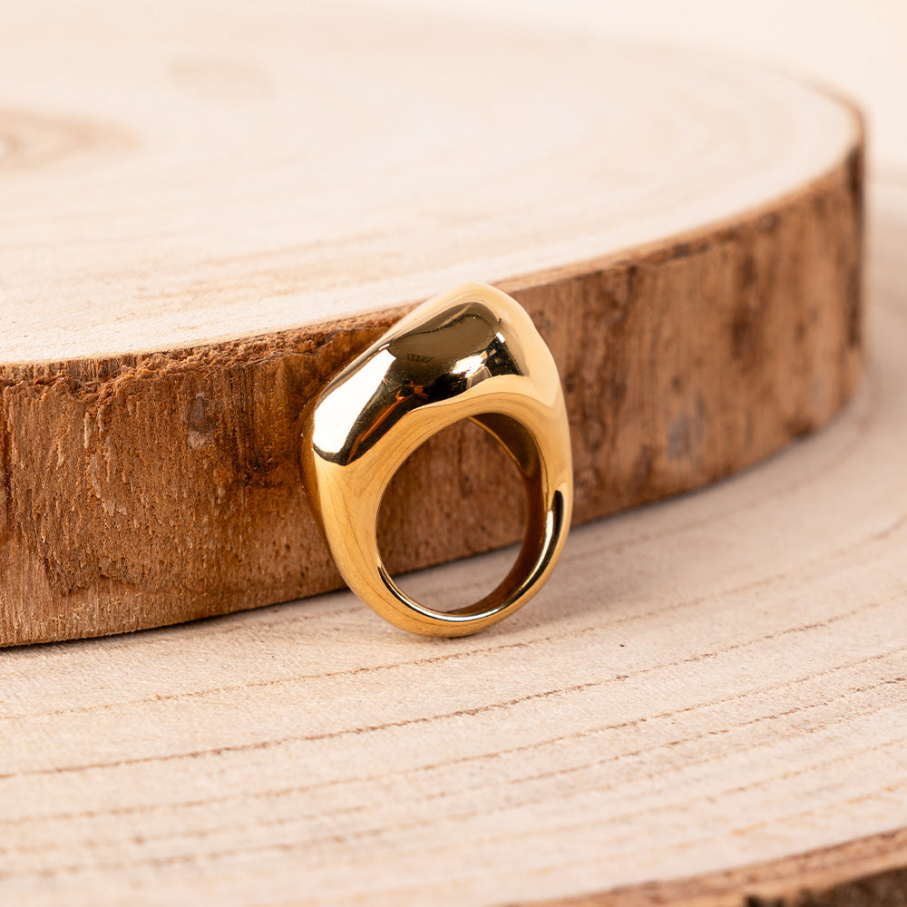RING WITH IRREGULAR GEOMETRIC SHAPE