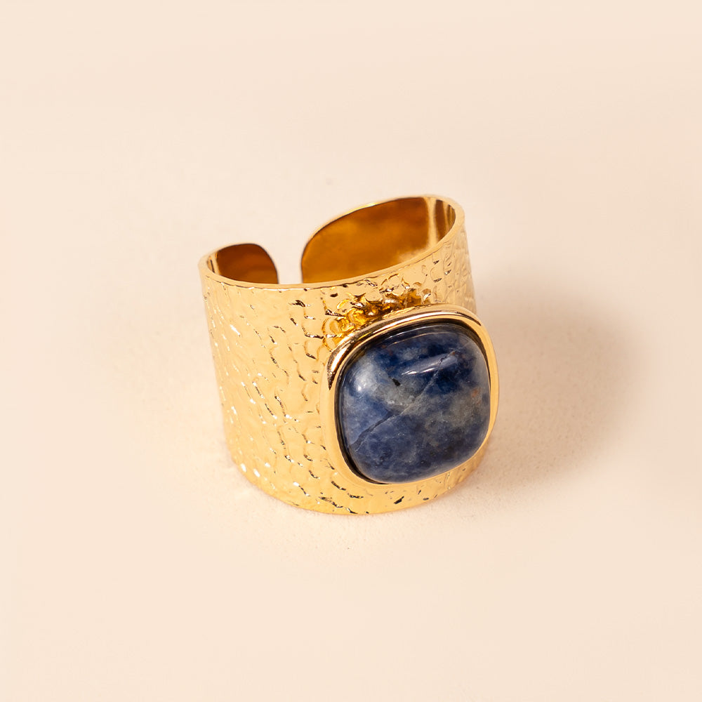 ADJUSTABLE WORKED BAND RING WITH CENTRAL STONE