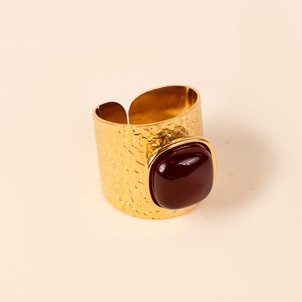 ADJUSTABLE WORKED BAND RING WITH CENTRAL STONE