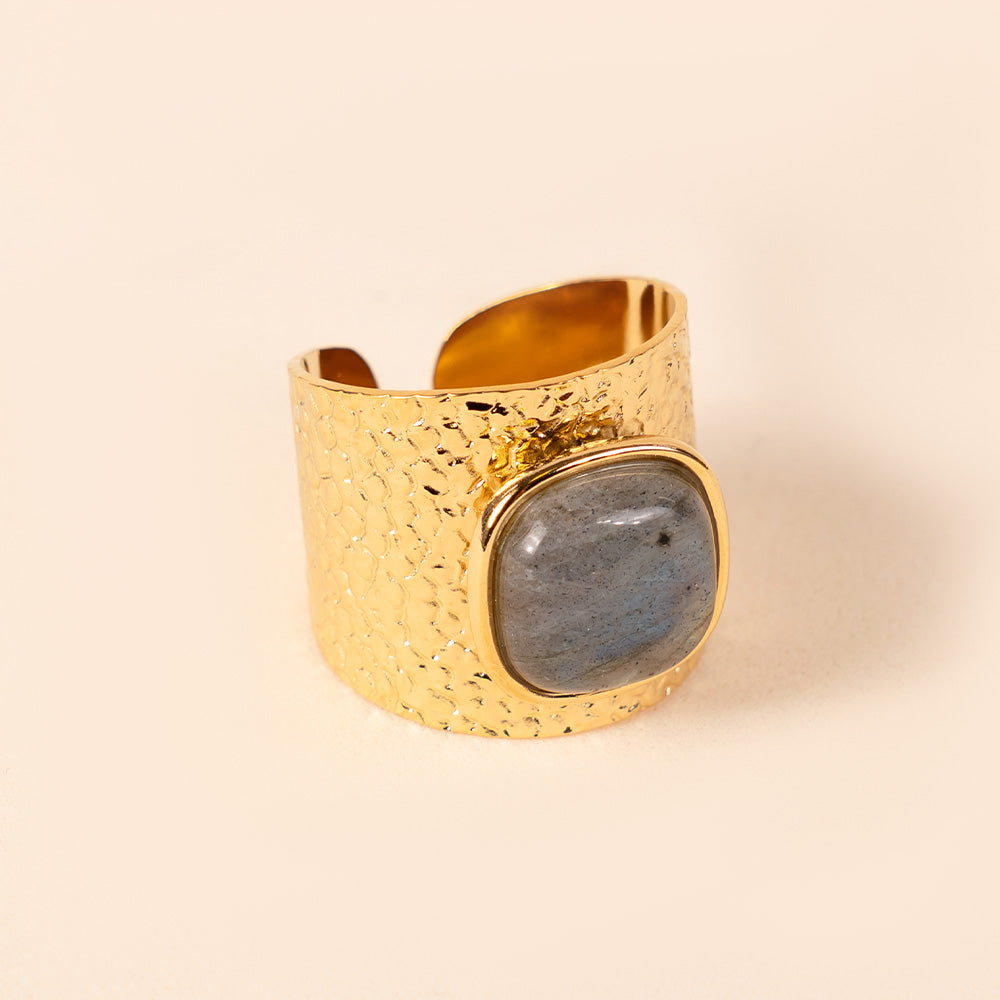 ADJUSTABLE WORKED BAND RING WITH CENTRAL STONE