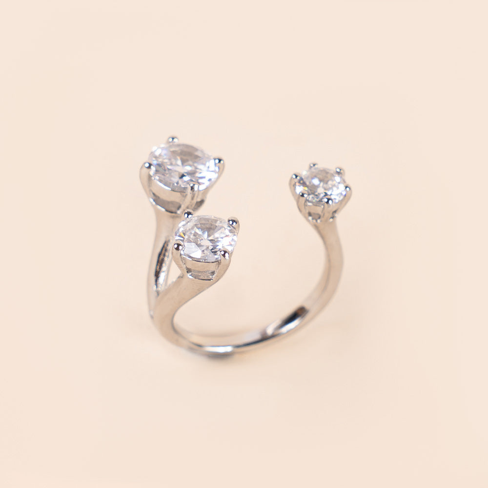 ANELLO REGOLABILE CON TRE STRASS DI DIVERSE DIMENSIONI