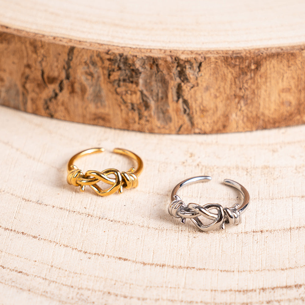 ANELLO REGOLABILE FILO SPINATO E CUORE A NODO CENTRALE