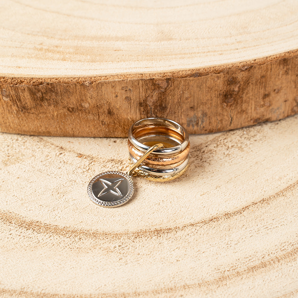 ANELLO CON QUATTRO FASCE LEGATE E PENDENTE