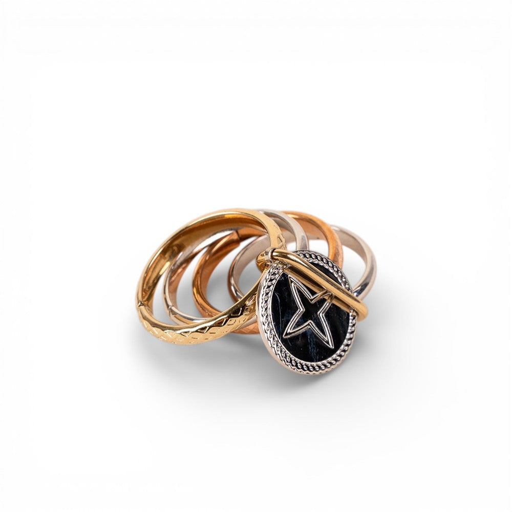 ANELLO CON QUATTRO FASCE LEGATE E PENDENTE