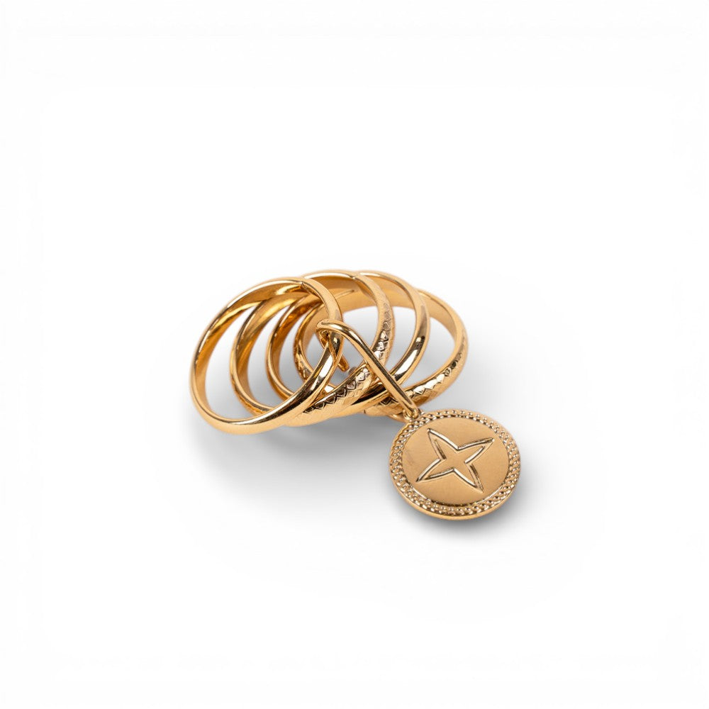 ANELLO CON QUATTRO FASCE LEGATE E PENDENTE