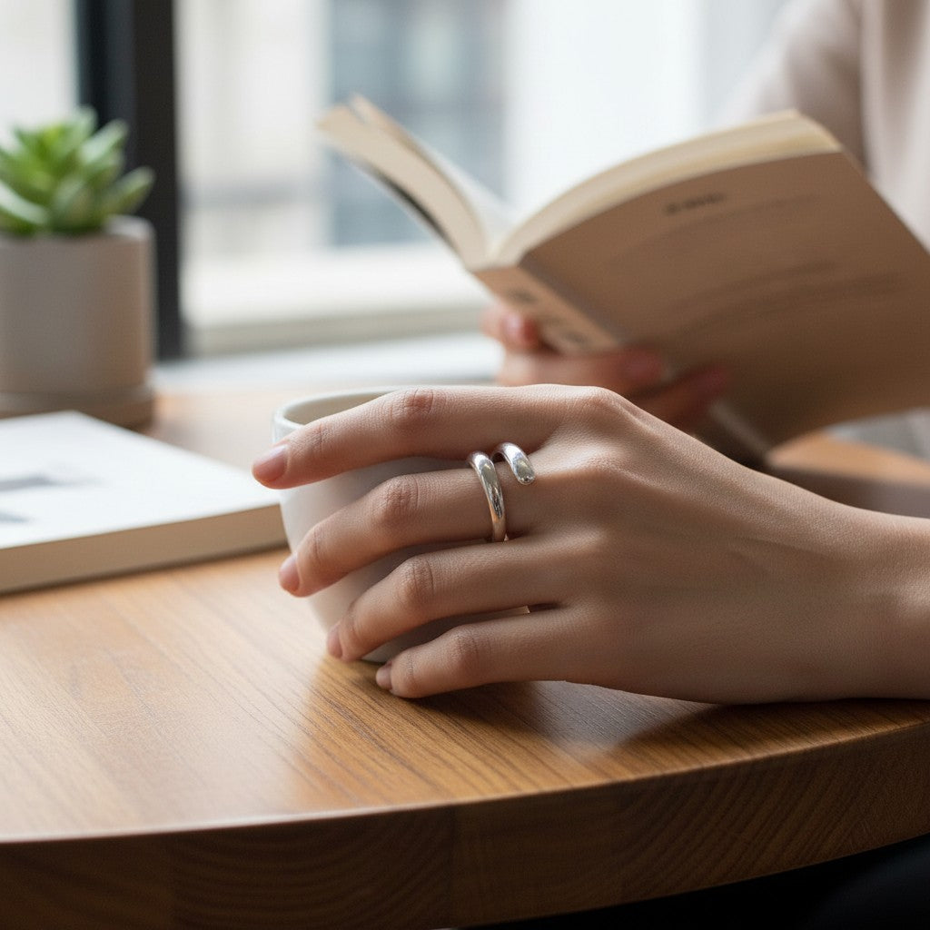 ANELLO REGOLABILE FINO CON ESTREMITA' SOVRAPPOSTE