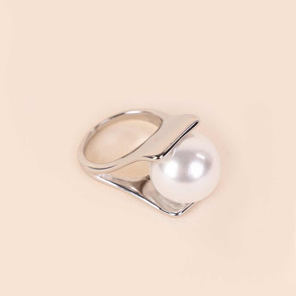 MINIMAL RING WITH CENTRAL PEARL