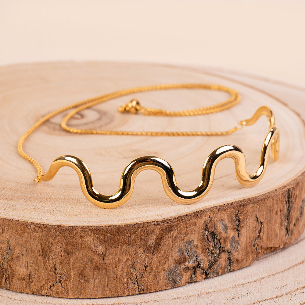 COLLANA CON DETTAGLIO ONDULATO