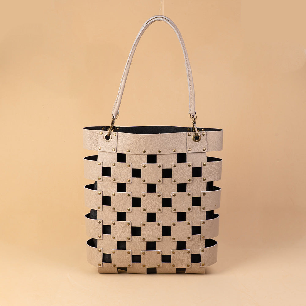 BORSA A SPALLA TRAMA A QUADRATI CON BORCHIE