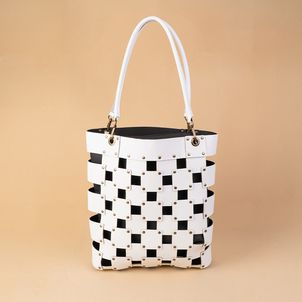 BORSA A SPALLA TRAMA A QUADRATI CON BORCHIE