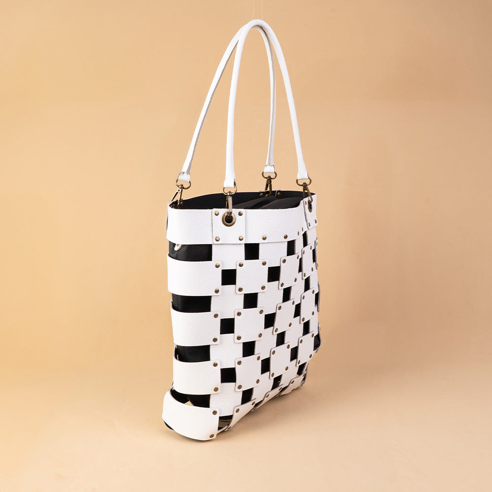 BORSA A SPALLA TRAMA A QUADRATI CON BORCHIE