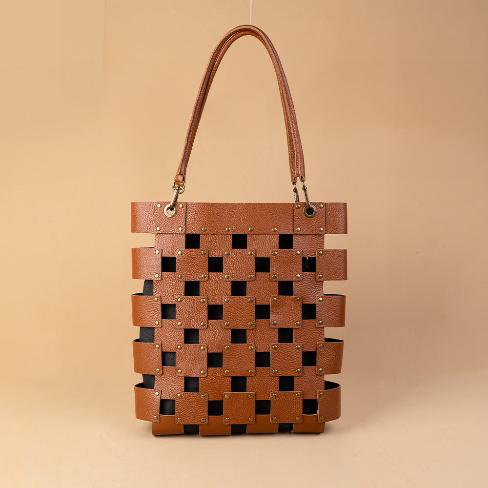 BORSA A SPALLA TRAMA A QUADRATI CON BORCHIE