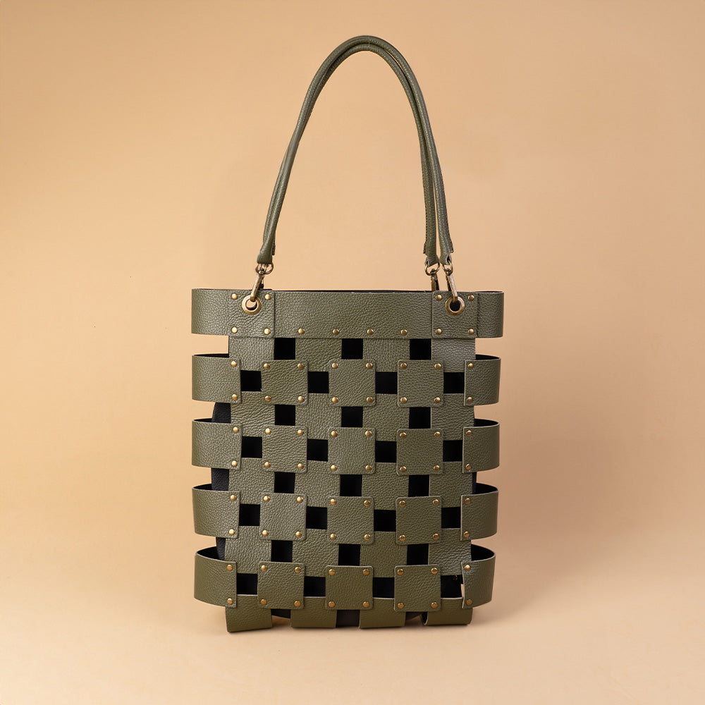 BORSA A SPALLA TRAMA A QUADRATI CON BORCHIE