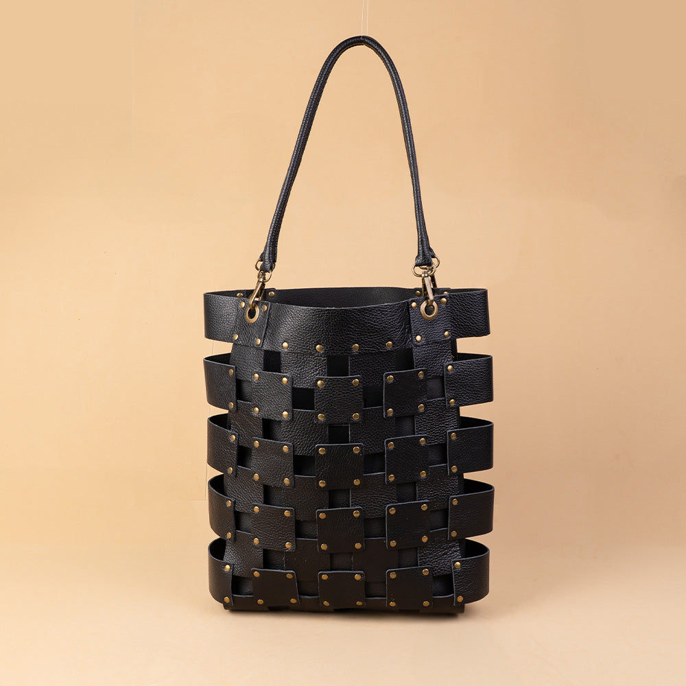 BORSA A SPALLA TRAMA A QUADRATI CON BORCHIE