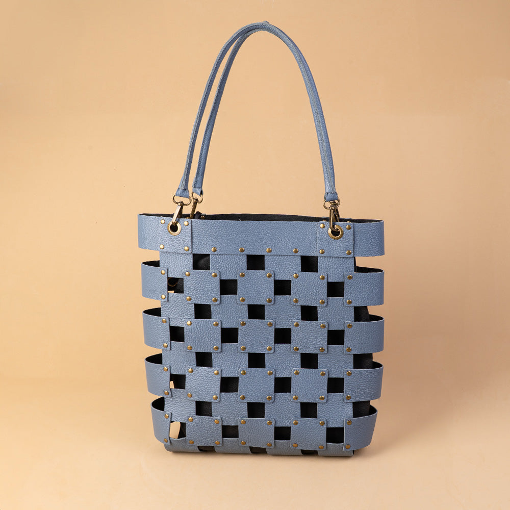BORSA A SPALLA TRAMA A QUADRATI CON BORCHIE