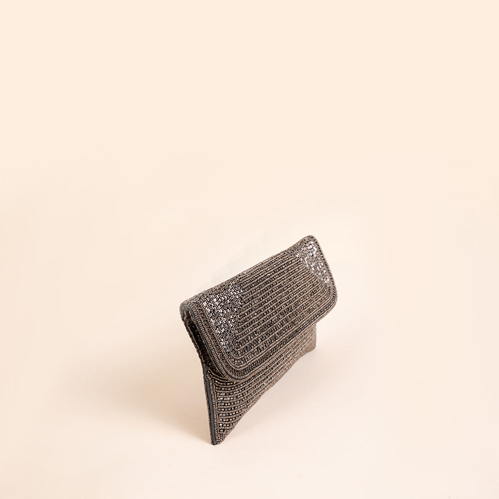 BORSA CLUTCH IN TESSUTO E PERLINE SUL FRONTE