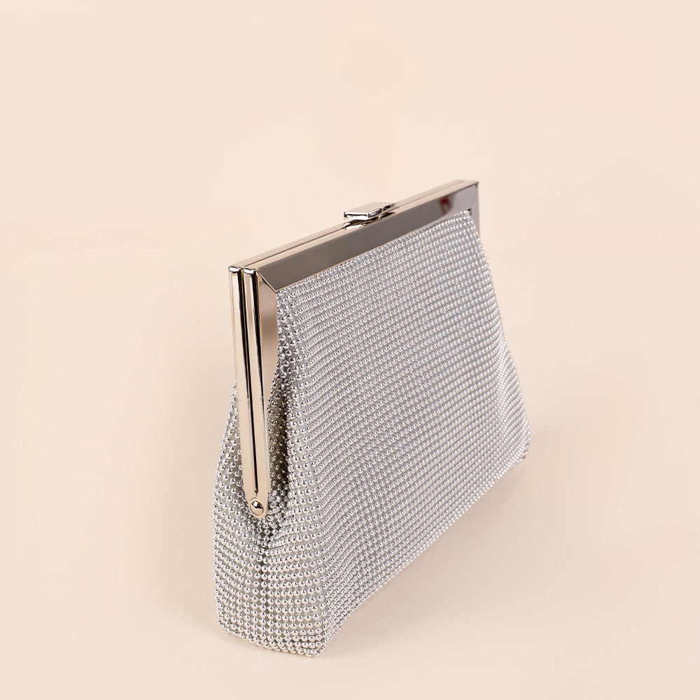 BORSA CLUTCH CON CHIUSURA A CLICK, TRAMA CON MINI BORCHIE E TRACOLLA