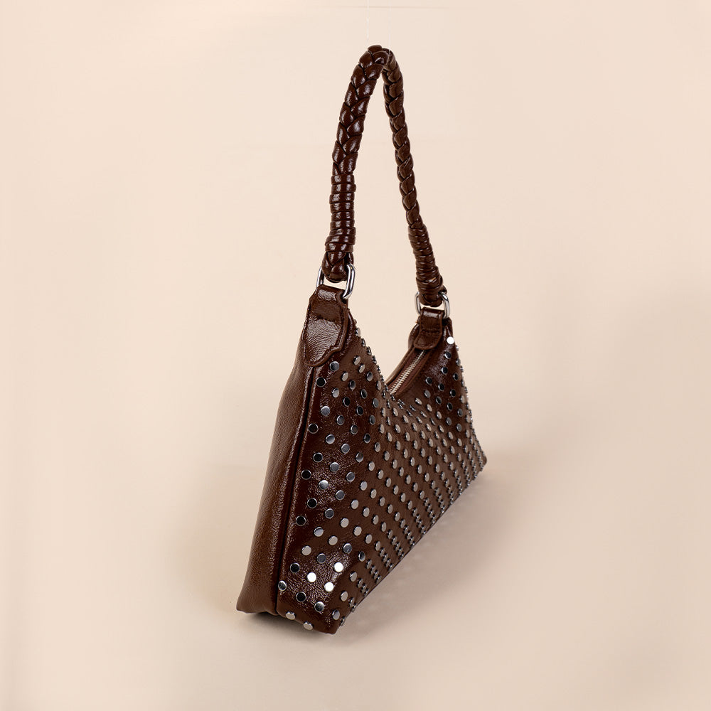 BORSA A SPALLA ASIMMETRICA CON MANICO INTRECCIATO E BORCHIE PICCOLE