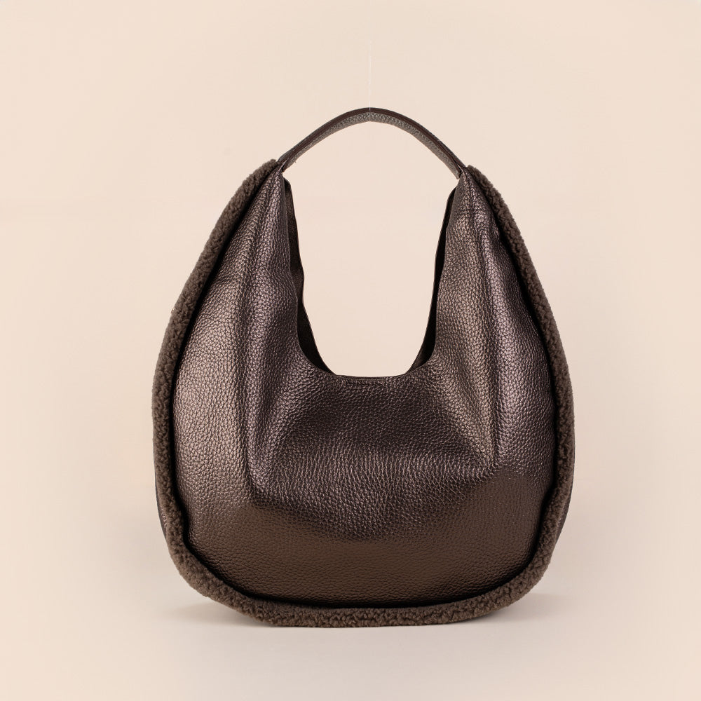 BORSA A SPALLA CIRCOLARE CON ECO PELLICCIA AI MARGINI