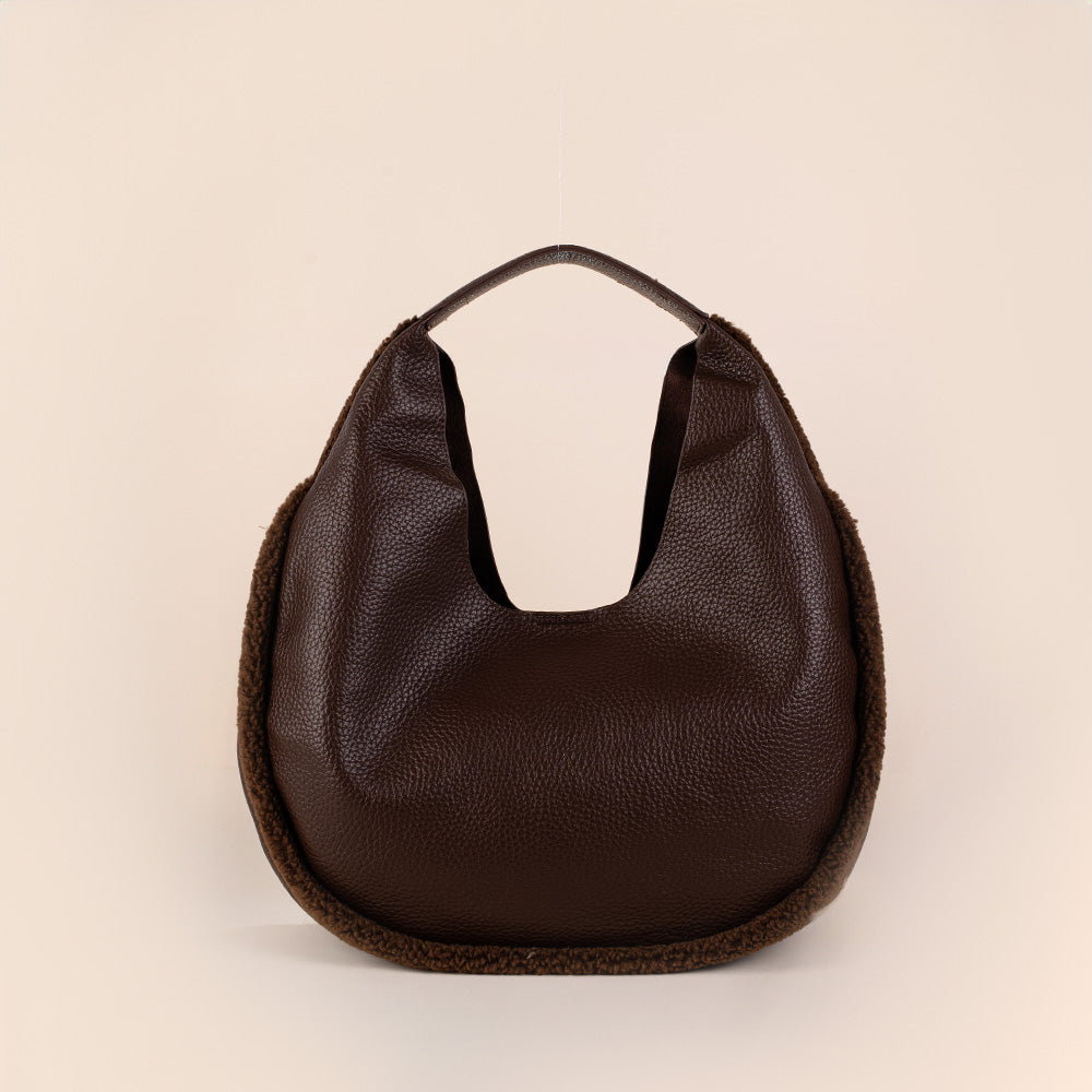 BORSA A SPALLA CIRCOLARE CON ECO PELLICCIA AI MARGINI