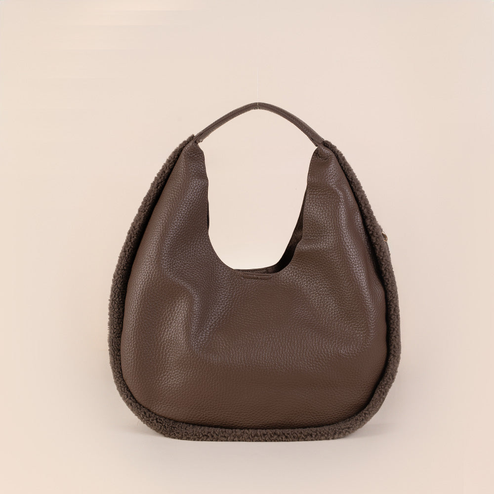 BORSA A SPALLA CIRCOLARE CON ECO PELLICCIA AI MARGINI