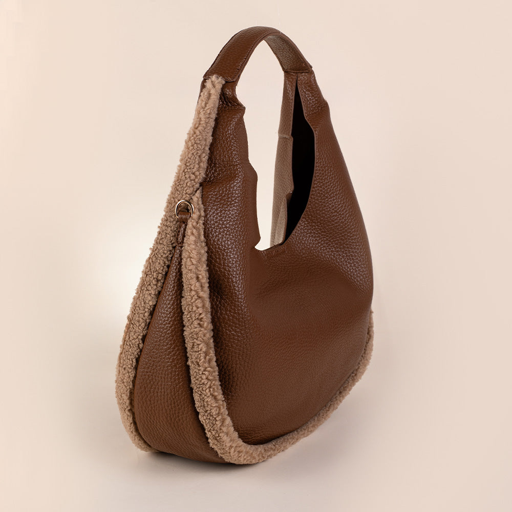 BORSA A SPALLA CIRCOLARE CON ECO PELLICCIA AI MARGINI