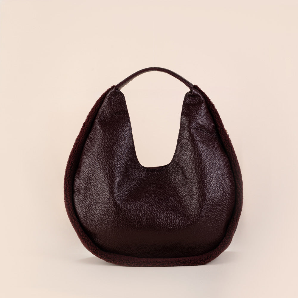 BORSA A SPALLA CIRCOLARE CON ECO PELLICCIA AI MARGINI