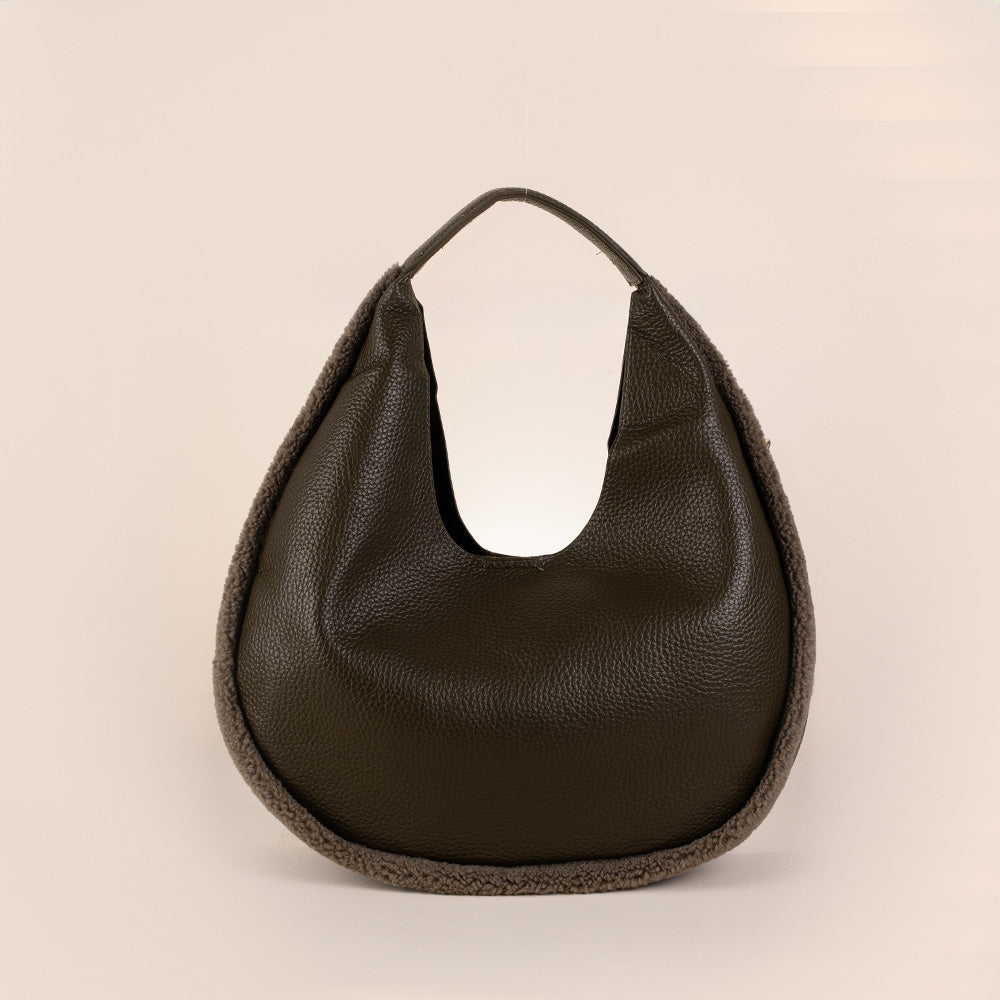 BORSA A SPALLA CIRCOLARE CON ECO PELLICCIA AI MARGINI