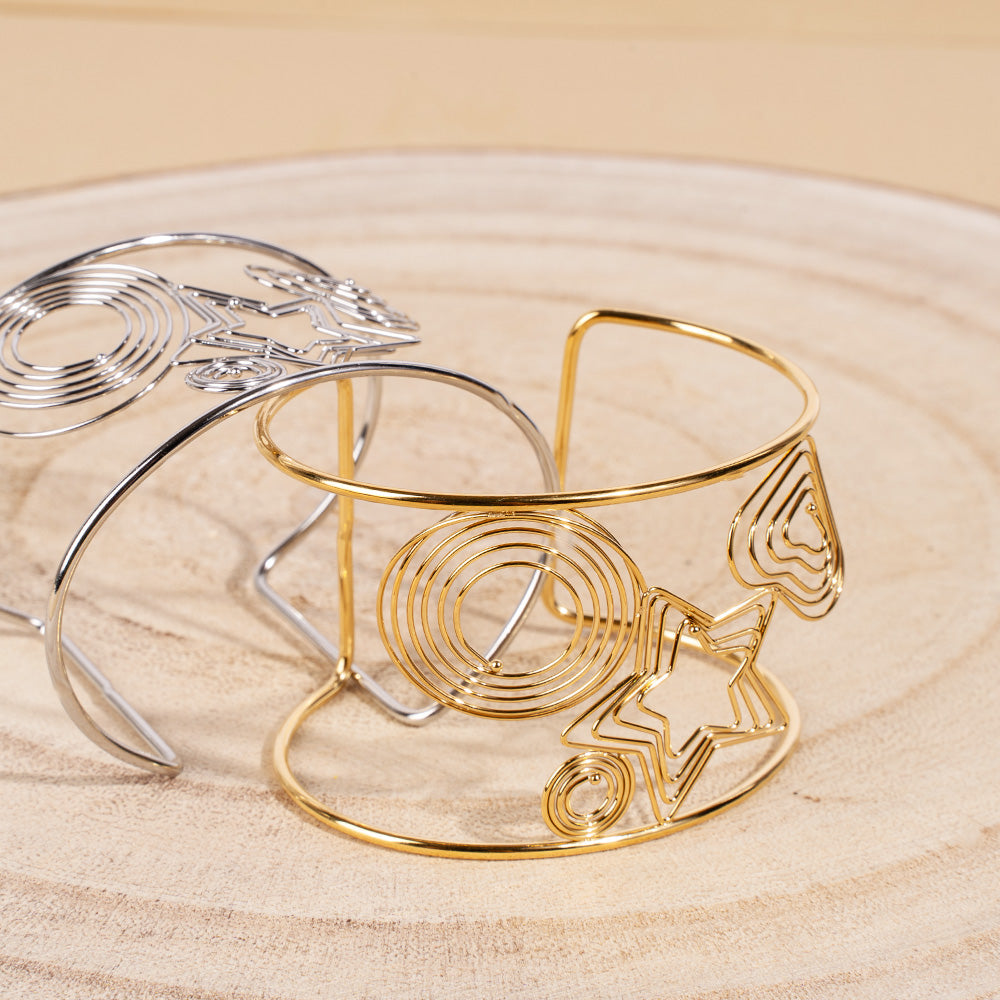 BRACCIALE RIGIDO A FASCIA CON SPIRALI, UNA STELLA E UN CUORE