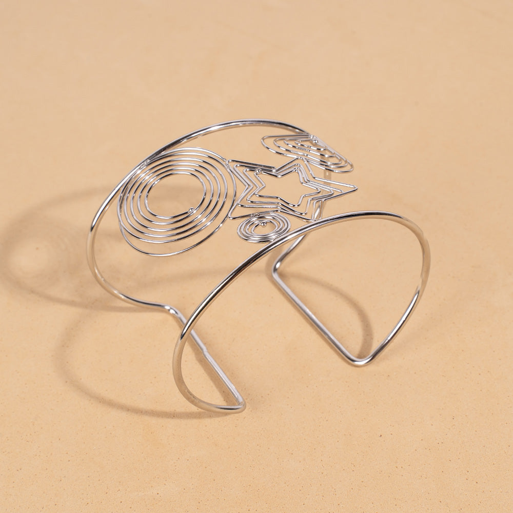 BRACCIALE RIGIDO A FASCIA CON SPIRALI, UNA STELLA E UN CUORE