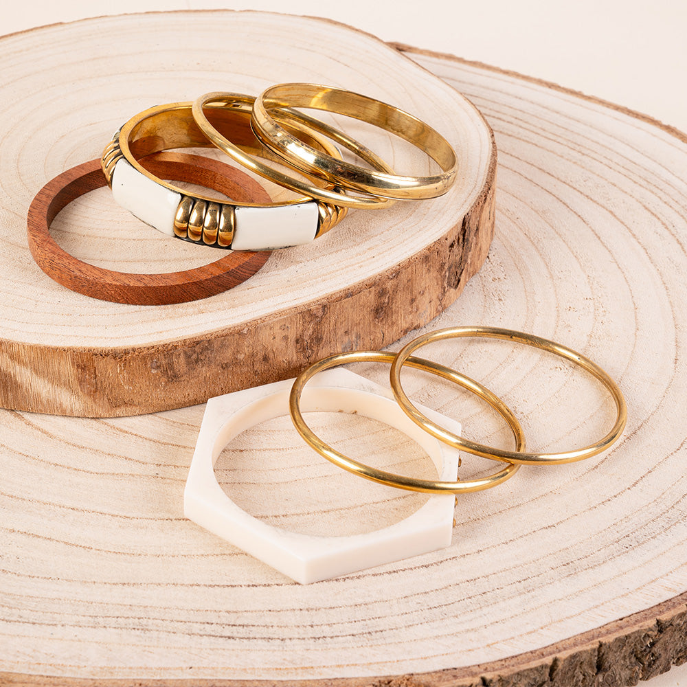BRACCIALE RIGIDO COMPOSTO DA PIU' PEZZI IN DIVERSI COLORI E MATERIALI