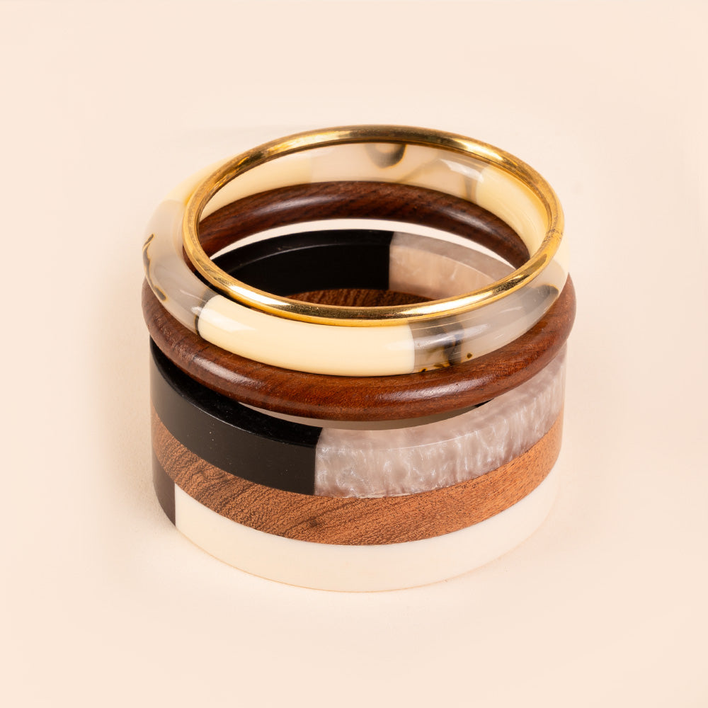 BRACCIALE RIGIDO COMPOSTO DA PIU' PEZZI IN DIVERSI  MATERIALI E COLORI