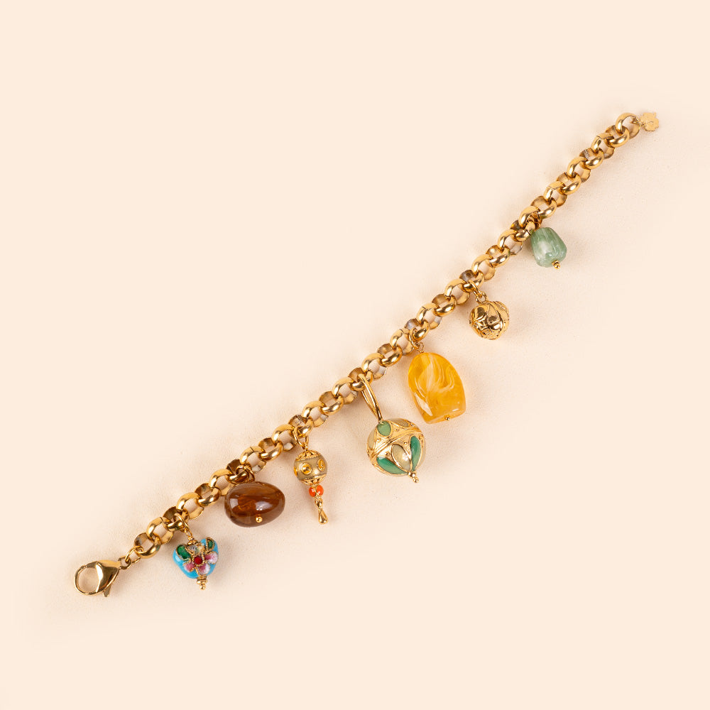 BRACCIALE CON CIONDOLI VARI E PIETRE