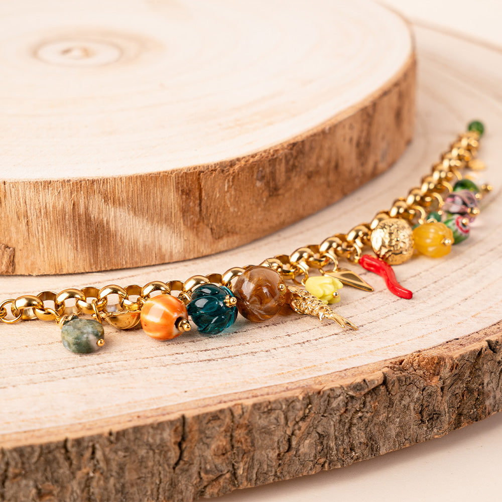 BRACCIALE CON CIONDOLI VARI E PIETRE