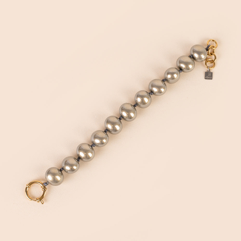 BRACCIALE CON PERLE OVALI LUCIDE INTERVALLATE DA NODINI