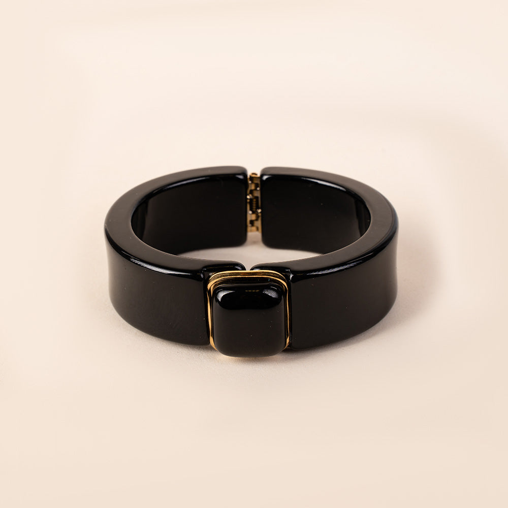 BRACCIALE RIGIDO IN RESINA CON APERTURA A MOLLA E PIETRA CENTRALE