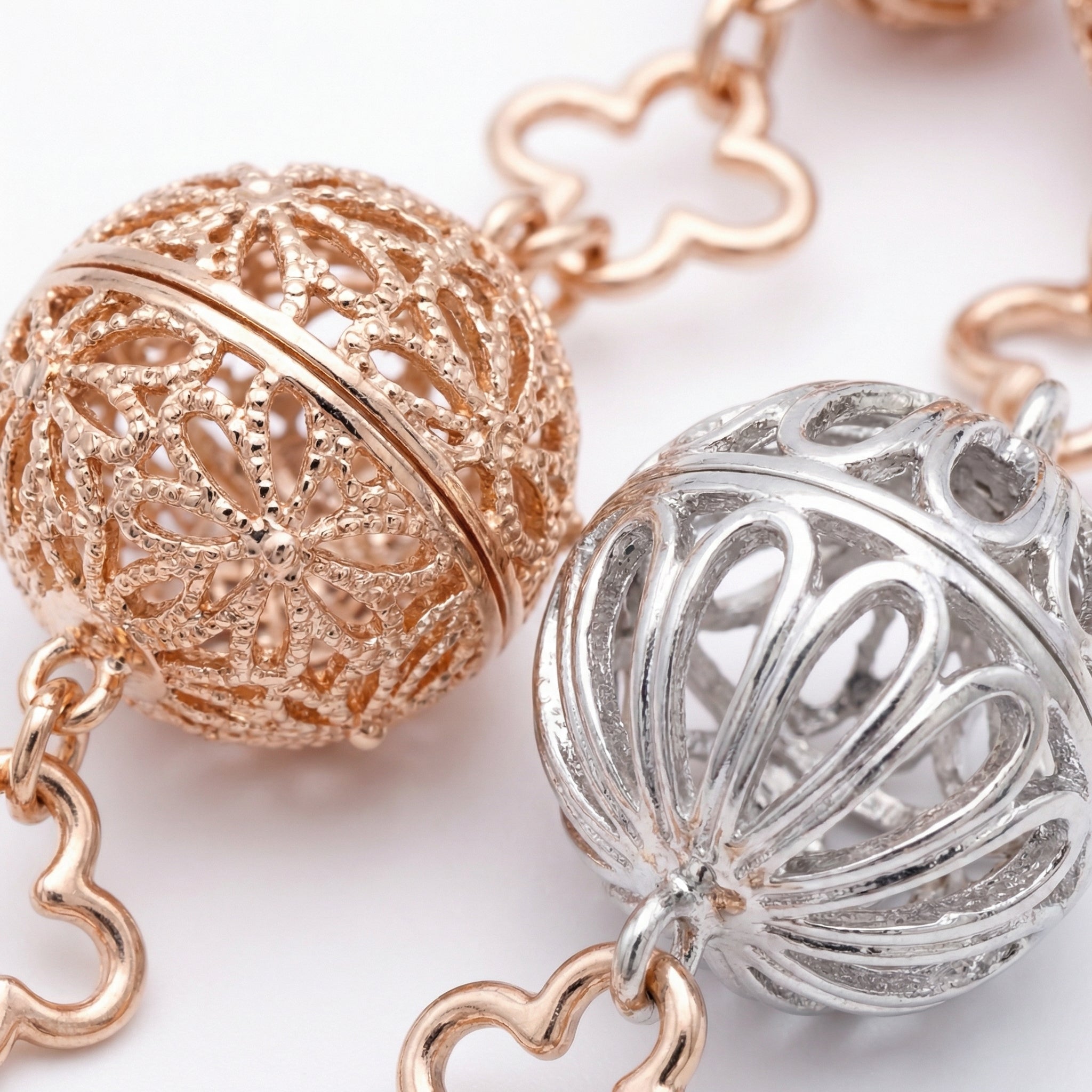 BRACCIALE MORBIDO A CATENA CON SFERE INTAGLIATE